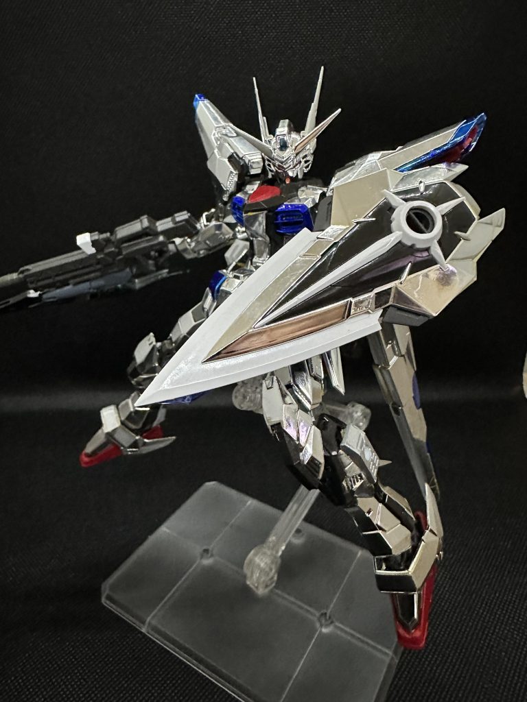 試製７１式防盾改「閃光飛刃参式防盾飛去来器」。ライジングフリーダムのシールドブーメランを元に考案された装備。一見ただのアカツキの盾ですが・・・