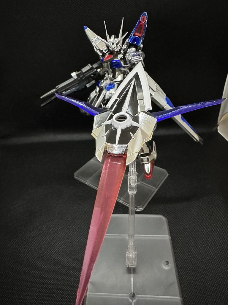 裏面にウイング兼推進機とビームブレイド発生器を搭載しており展開することで簡易ドラグーンとして使用できます。初めて見た時からRGアカツキの盾は飛びそうなイメージを感じていたので実際作ってみるとイメージ通りでした。