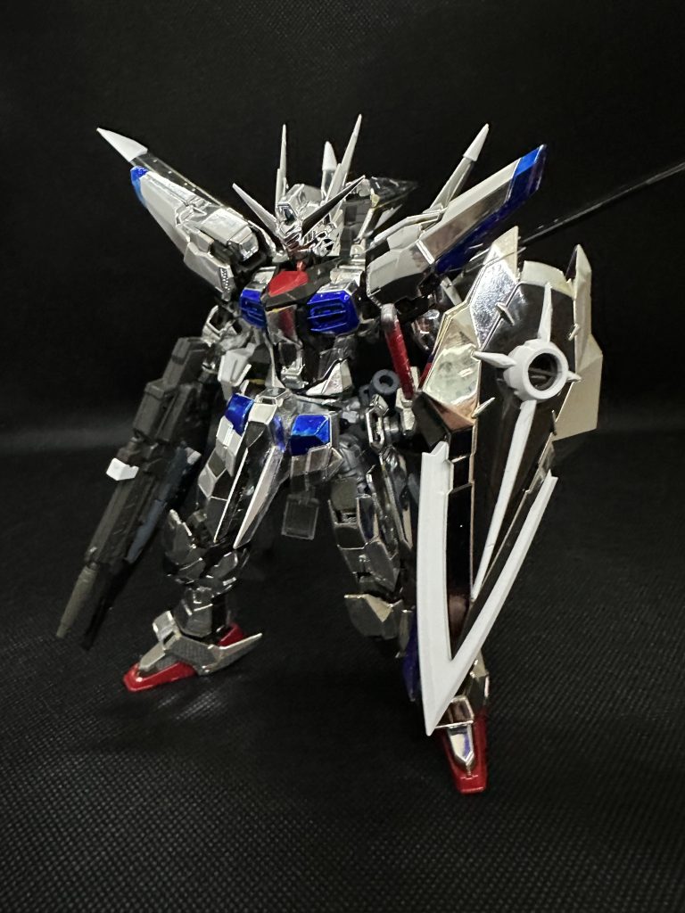 フル装備。背面には汎用戦闘装備「オオワシ改」が装備されています。ビーム砲をオミットし、代わりに高機動ブースターを装着したことで純粋な機動性強化のための装備になりました。