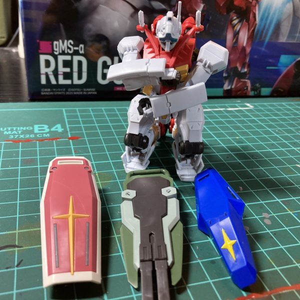 シールドはこの3つから選ぶ予定。ブルーディスティニー風にするならガンダムボディもいるか？（1枚目）