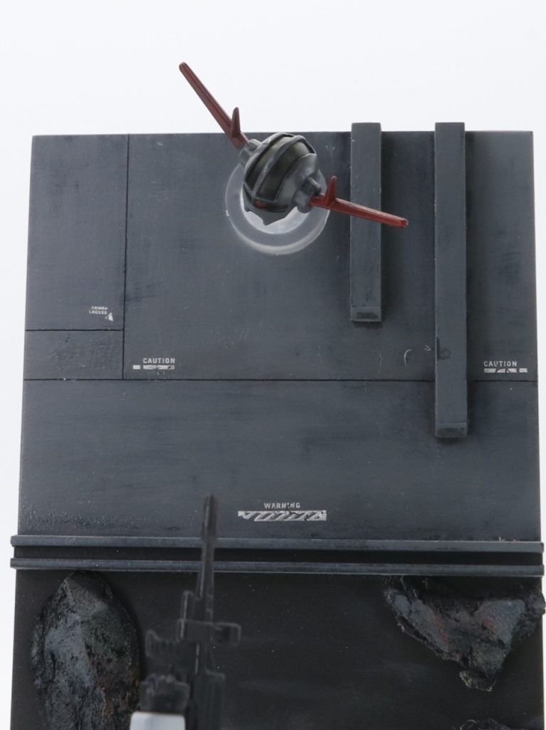 ジオングヘッドはガンダムハンマーのベースを流用して浮かせてますアシタのデカールのコーションデカールを使用、チッピングデカールにしてボロボロ感を演出