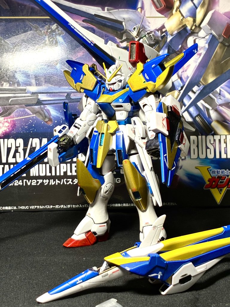 以前組み上げたMG V2アサルトバスターガンダム チタニウムフィニッシュ版と一緒に飾りたいと当初から考えており、ようやく実行&完成に至ることができました。