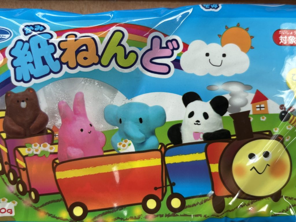 作品名：なつやすみのしゅくだい？<p>ビッグトレー級の立体物がどーーしても欲しいのですが、なかなか見つからない。ので、紙粘土工作でもしようかと検討中。せめて、ブリッジ周辺あたり、イージス艦のプラモとか使えないかと思っていますが、地元の模型屋は昭和の戦艦類しか […]</p>