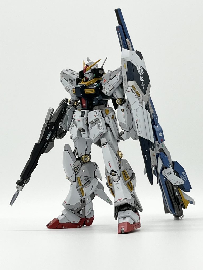RG ハイニューガンダムをベースにRG RX-93ff νガンダムのフロントとリアスカート、バックパック、ロングレンジ・フィン・ファンネルとバズーカ、ビームサーベル、RG ガンダムマークIIからバルカン・ポッドを使用したミキシングになってます。