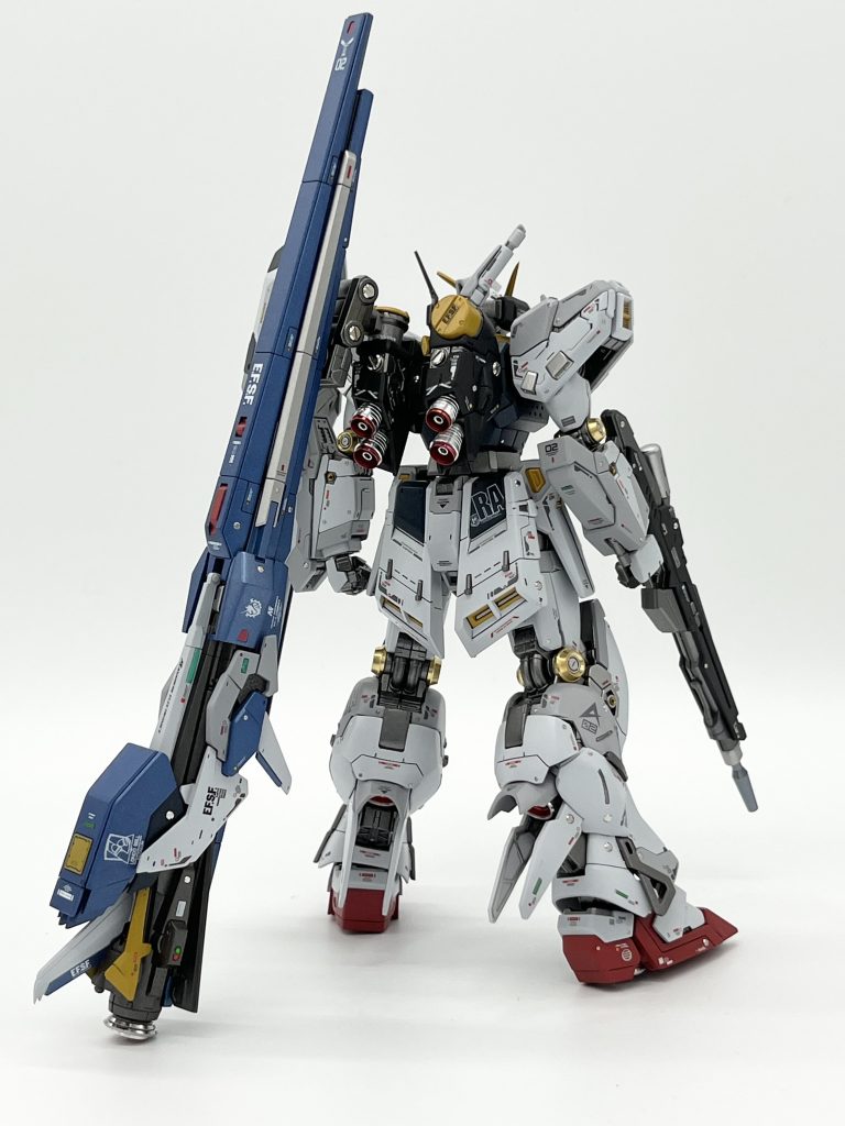 カラーリングはガンダムマークII風にアクリジョンのメタリックとソリッドを混ぜ合わせてメタルビルドっぽい質感になるように調合してみました。写真だと分かりづらいですが…😅