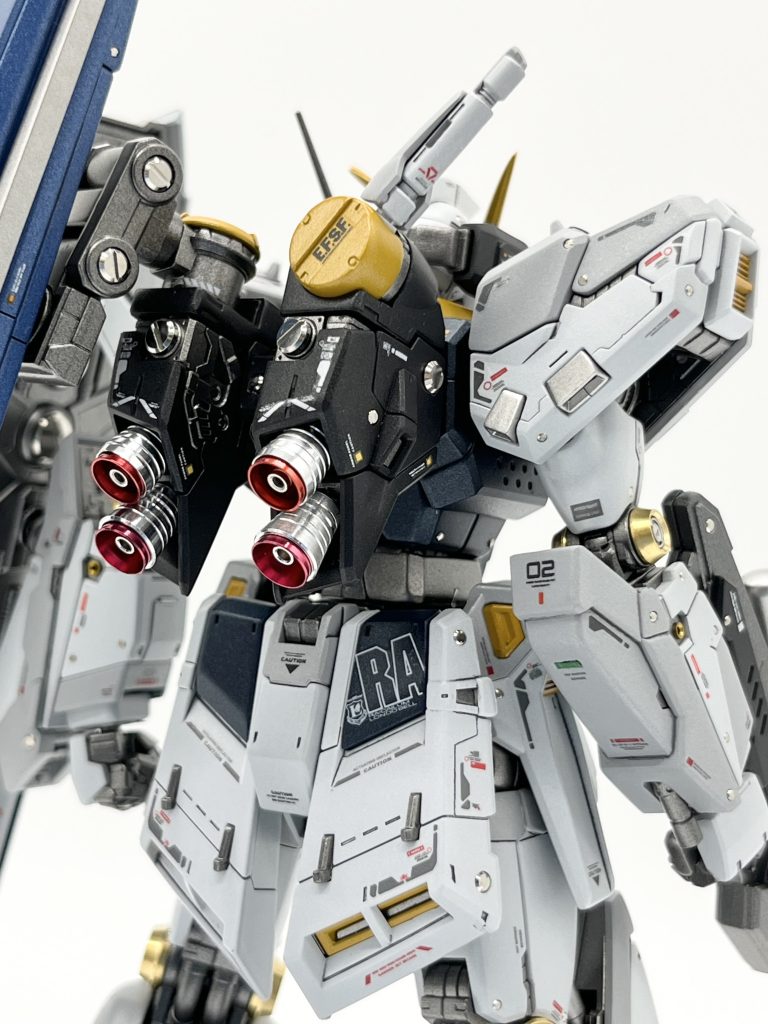 上半身(後)デカールはパーツの色合いを変えたこと(青→グレーなど)で、Hi-νの白デカールが使えない箇所が多く結構苦労しました。くどくならないレベルで多めに貼り付けてみました。