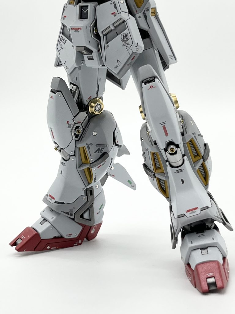 下半身(前)Hi-νガンダムの脚部は丸みを帯びてるので、マークIIの角ばった感じを出すためにヤスリをかけまくって丸みを取ってみました。ふくらはぎはパーツが透けるくらいまで薄くしたんで、結構シャープな感じになったかと思います。