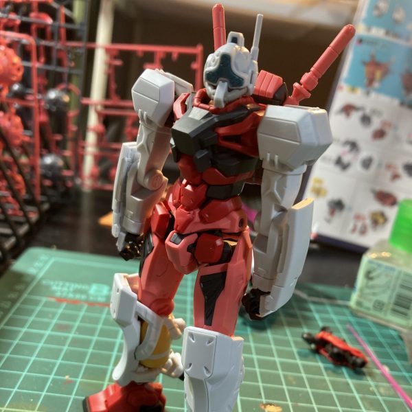  とりあえず本体完成したが…絶妙にダサいうーん…腕もガンダムにしたらガンダム要素強くなりすぎるんだよな…