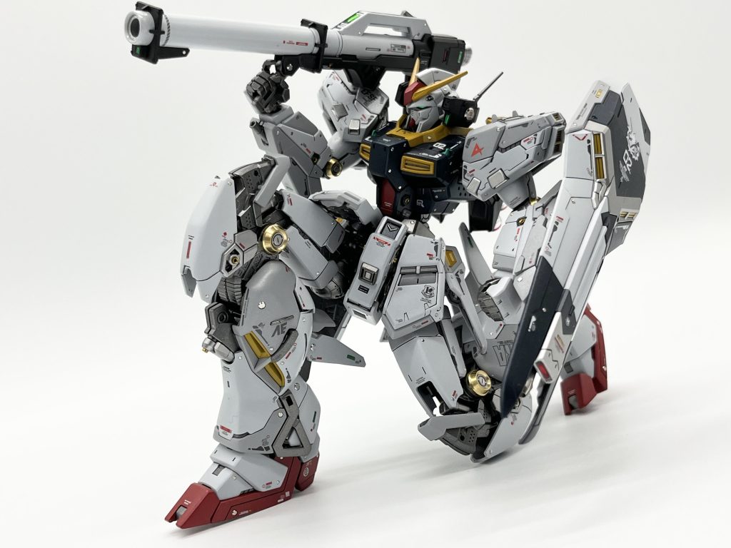 膝立ちバズーカショットRG Hi-νガンダムと言えば膝立ちなので、バズーカを持たせてポージングしてみました。調子乗って結構無理なポージングしてたんで、ところどころ塗装ハゲが発生しちゃいました…😭ポージング写真撮るのが楽しいから覚悟の上なのですがやっぱり凹みますね…⤵️