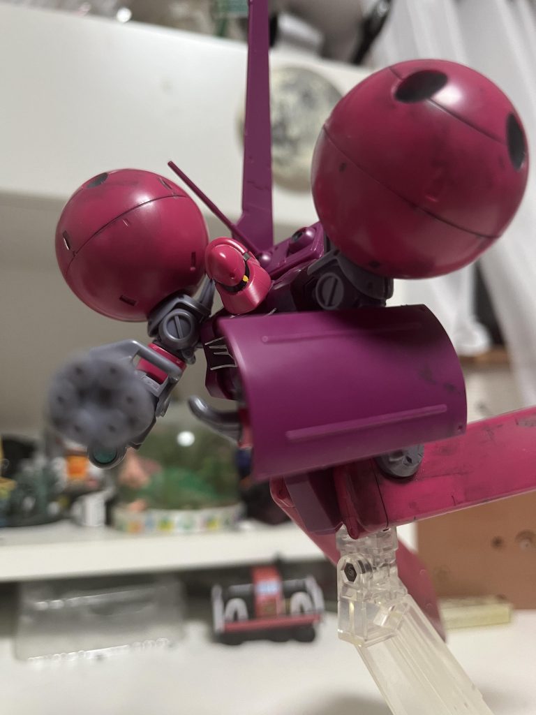 モノアイや袖付きなどは付属のステッカーを使いブースターなどは赤色で塗装