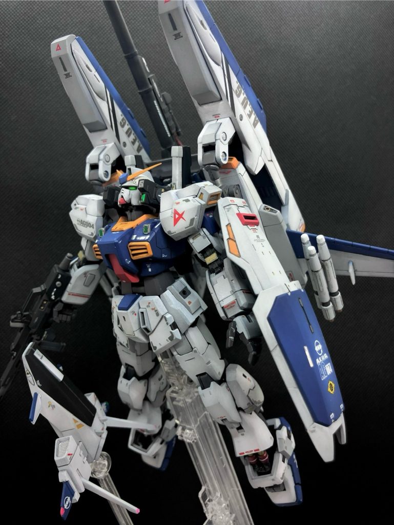 第一次ネオジオン抗争が終結した後も、地球にはジオン残党や元ティターンズの勢力が各地で燻っており、地球の反地球連邦勢力組織カラバは、その鎮圧に追われていた。一年戦争の英雄アムロ・レイ大尉もまた、アーガマ(地球に降下したまま、カラバで運用されている。)の隊に加わり前線に立っていた。 しかし、空戦兵器の主力が未だにドダイ改であるカラバでは、流石のアムロであっても、敵の可変MA相手に苦戦を強いられていた。これに対抗しようと、アムロは再三Zガンダムの配備を要求。しかし、その願いが上層部に聞き届けられることはなかった。 アムロを支持する一部の技術者たちは、この現状を見かね、とある試作機をアーガマに送った。改修されたMk-2とそのMk-2に空戦能力を付加する新型のGディフェンサーであった。…という妄想です。 写真は、ポンツーンを背面に回しこみ、各部の推進器のベクトルを後方に集中させた高速飛行形態です。