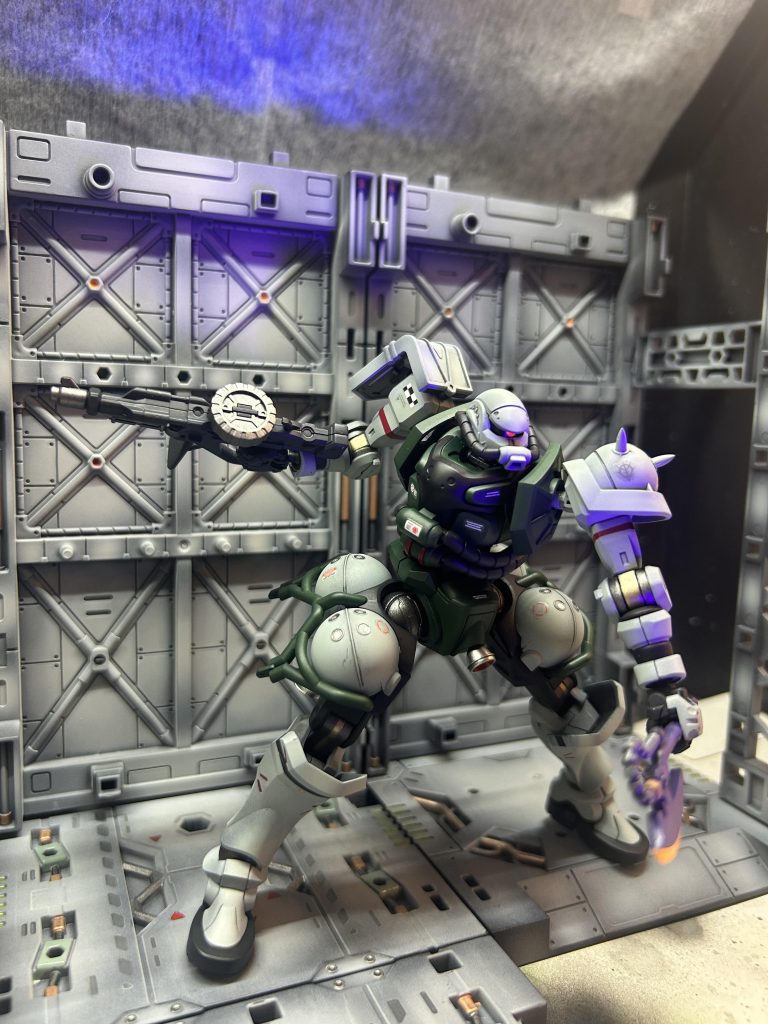 青みの強いグレーホワイトをベースカラーに