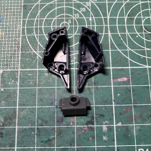 9月の展示会に向けた新作としてフライルー1号機と2号機の製作を始めました。工作箇所が多そうなので、久しぶりにメモにプランを書き出しました。手始めに肩アーマーの後ハメ加工。肩関節と側面プレートは受けをC字に切り欠いてます。プレートは軸を互い違いに斜めに切り、斜めに差し込めるように。肩の内側にあるフルドドⅡの接続部はピンを短く切り、溝の下を切り欠いてスライドして嵌め込めるようにしました。（4枚目）