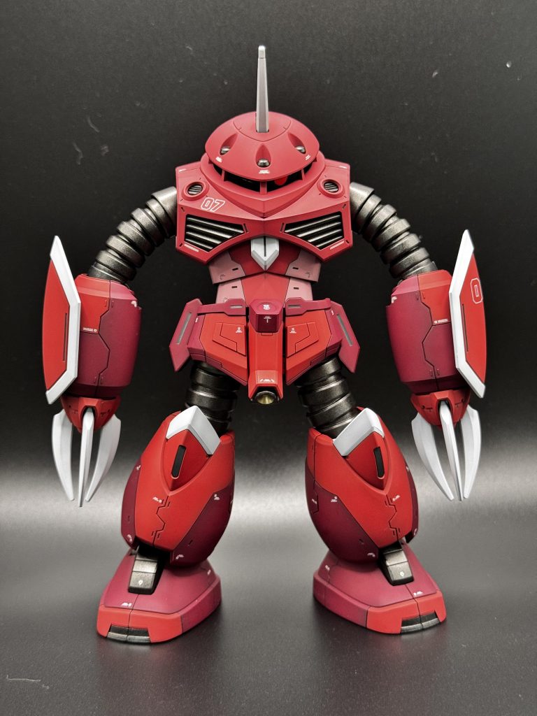 各部にスジボリ、腰部フロントアーマーにプラ板で装甲追加。膝の凹んでる部分の塗り分けは難しそうだったので形状に合わせて切り出した薄いプラ板を塗装後貼っています。