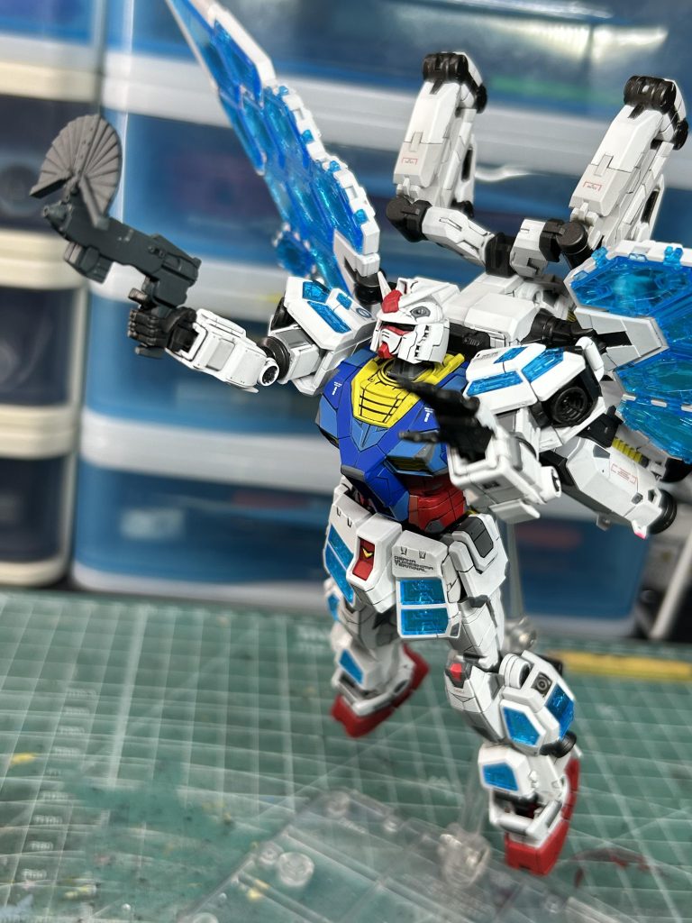 溶接ガンで溶接作業中