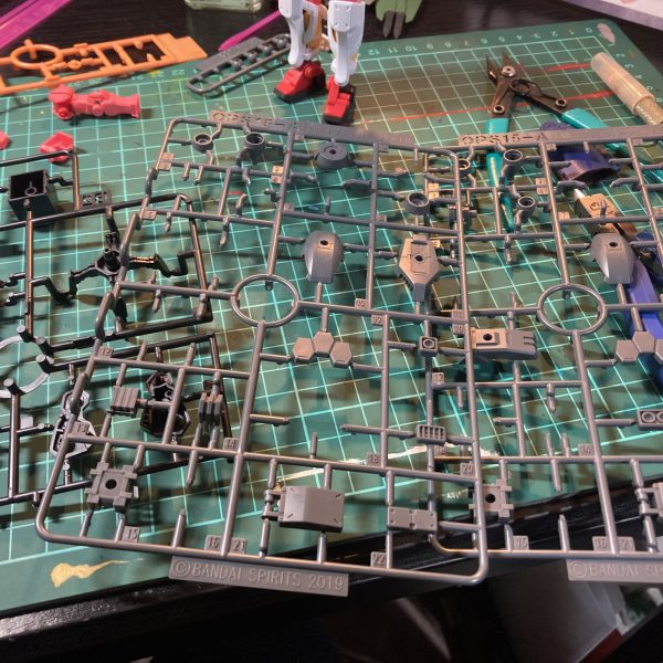 赤いガンダムとゲルググだけではBD1号機再現は厳しい！...ので...､30MMのパーツを使う事に！。BD1号機に近づけれるのか...？？（2枚目）