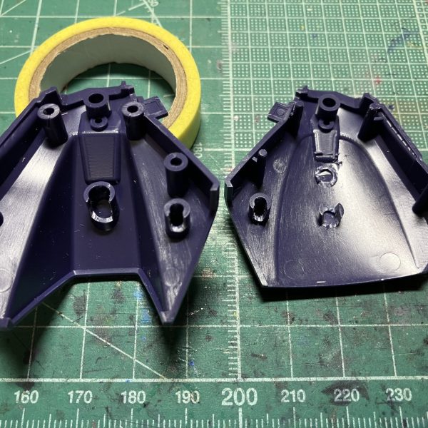 フライルーのスネの後ハメ加工。フレーム部は内側が2本のピンで接続するのですが上側はもはやダボがなくなるレベルまで削り込みC字に切り欠いてます。下は上のピンを通すために上下貫通するような形に。また肘周りは干渉する部分を削り込み、僅かに可動範囲を拡大。キットのままだと直角まであと少しだったところを、ようやく直角まで行くようになりました。隙間が目立ちやすくなるのが難点。（1枚目）