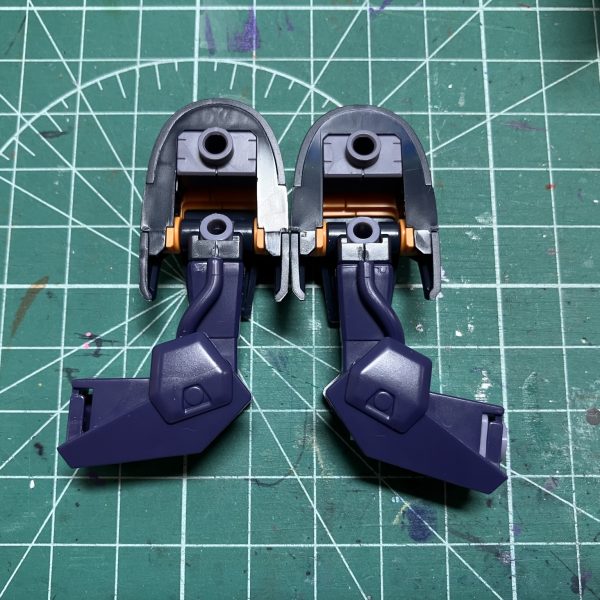 フライルーのスネの後ハメ加工。フレーム部は内側が2本のピンで接続するのですが上側はもはやダボがなくなるレベルまで削り込みC字に切り欠いてます。下は上のピンを通すために上下貫通するような形に。また肘周りは干渉する部分を削り込み、僅かに可動範囲を拡大。キットのままだと直角まであと少しだったところを、ようやく直角まで行くようになりました。隙間が目立ちやすくなるのが難点。（2枚目）