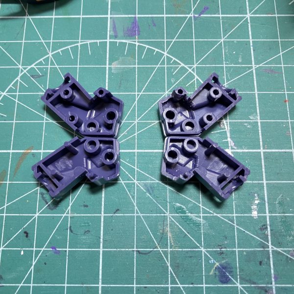 フライルーのスネの後ハメ加工。フレーム部は内側が2本のピンで接続するのですが上側はもはやダボがなくなるレベルまで削り込みC字に切り欠いてます。下は上のピンを通すために上下貫通するような形に。また肘周りは干渉する部分を削り込み、僅かに可動範囲を拡大。キットのままだと直角まであと少しだったところを、ようやく直角まで行くようになりました。隙間が目立ちやすくなるのが難点。（3枚目）
