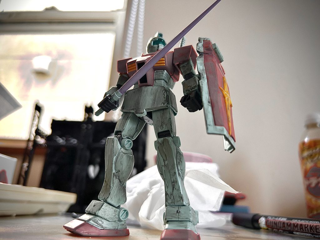 ジャブロー戦後に鹵獲されたジムという設定で全体に土砂汚れをつけています