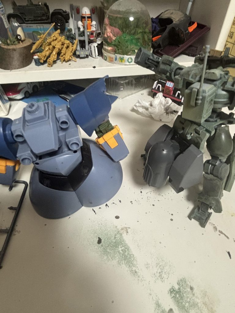 パーツはジオングの胸部、ガンタンク初期型のアレ、百均のミニチュアかご