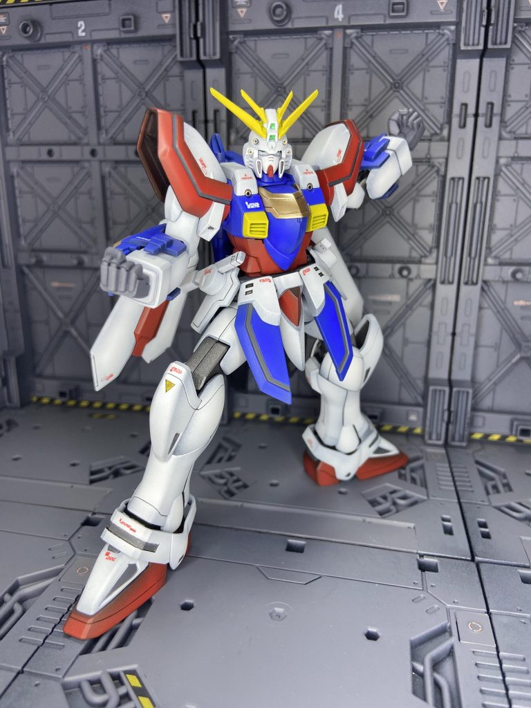 肩と胴体の合わせ目消し、コアランダーのエネルギーフィールド発生装置？の赤い方の肉抜き埋め、脚部スラスター内に追加パーツを付けました。