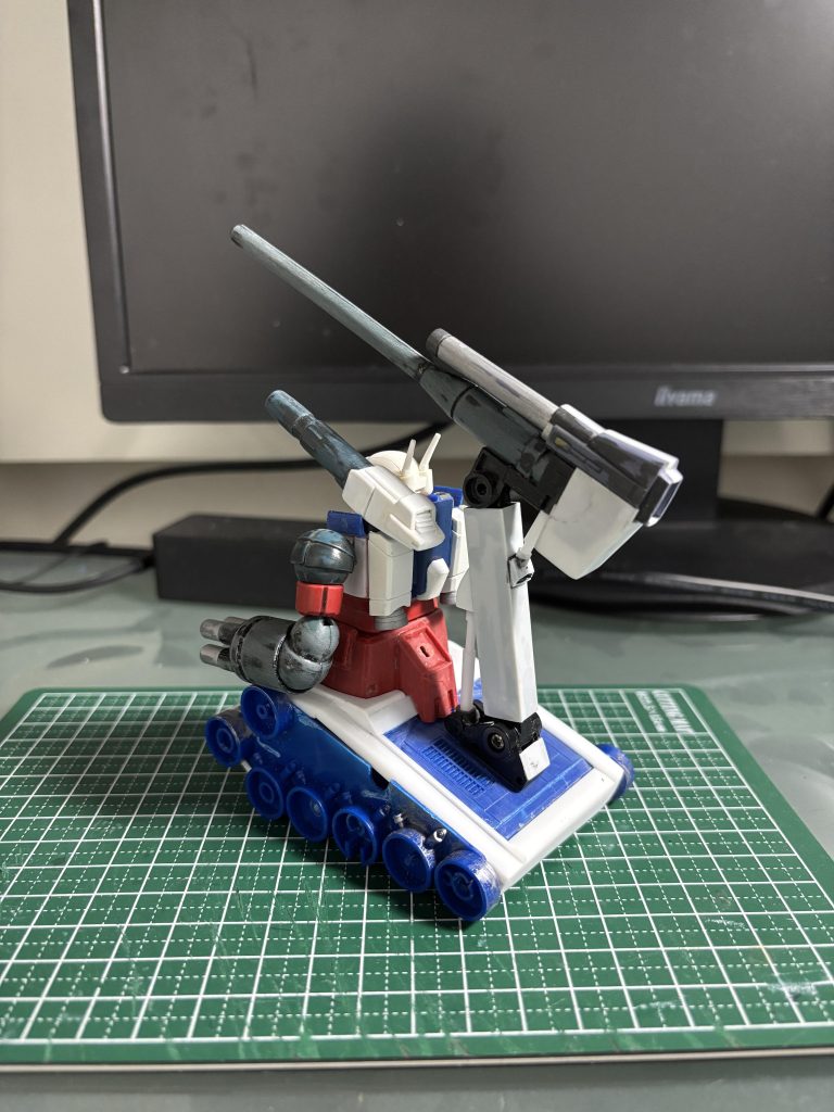 砲台背負うので体を前に移動。安定感出すために幅6mm広げています。砲台は余ってたアクションベース（笑）