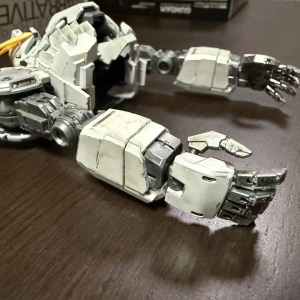 少し前に購入したナラティブガンダム C装備 Ver.Kaです。ディテールはそのままで、今回はあえて墨入れなしウェザリングとガンメタ筆塗りでどこまで金属感が表現出来るか試し中です。やっと完成しました。やはり水転写デカールは質感が最高ですね。老眼親父にはますます苦行ですが😅マットクリヤーで2回仕上げ　自身の筆塗りスキルではこれが限界値かと思われます^_^ひとまずは久しぶりに満足しました。 （2枚目）