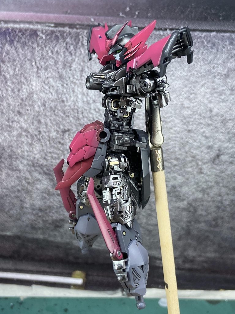 フレーム組み上げ状態。一部をエナメルのチタンシルバー、チタンゴールドで塗り分け。装甲組み上げ後は大部分隠れますが、可動した際に良い感じにチラ見えします。