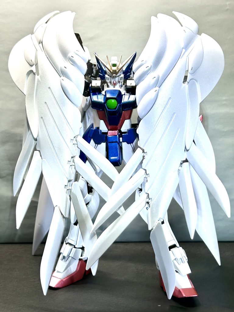 羽の部分が、ゴム製のキットにびっくり😀このガンダムをピカピカキラキラにしたい❣️と言う事で全体をパールとメタリック塗装にする事にしました✨