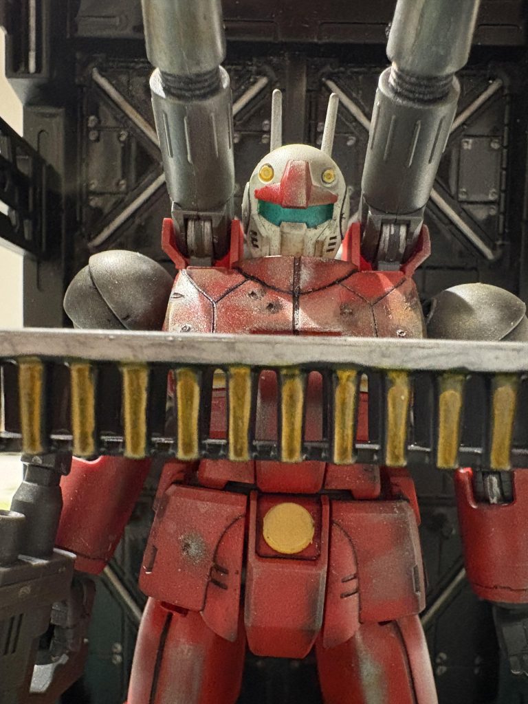 百均の格納庫に入れてみました胸部中心にピンで銃弾痕を入れてみました