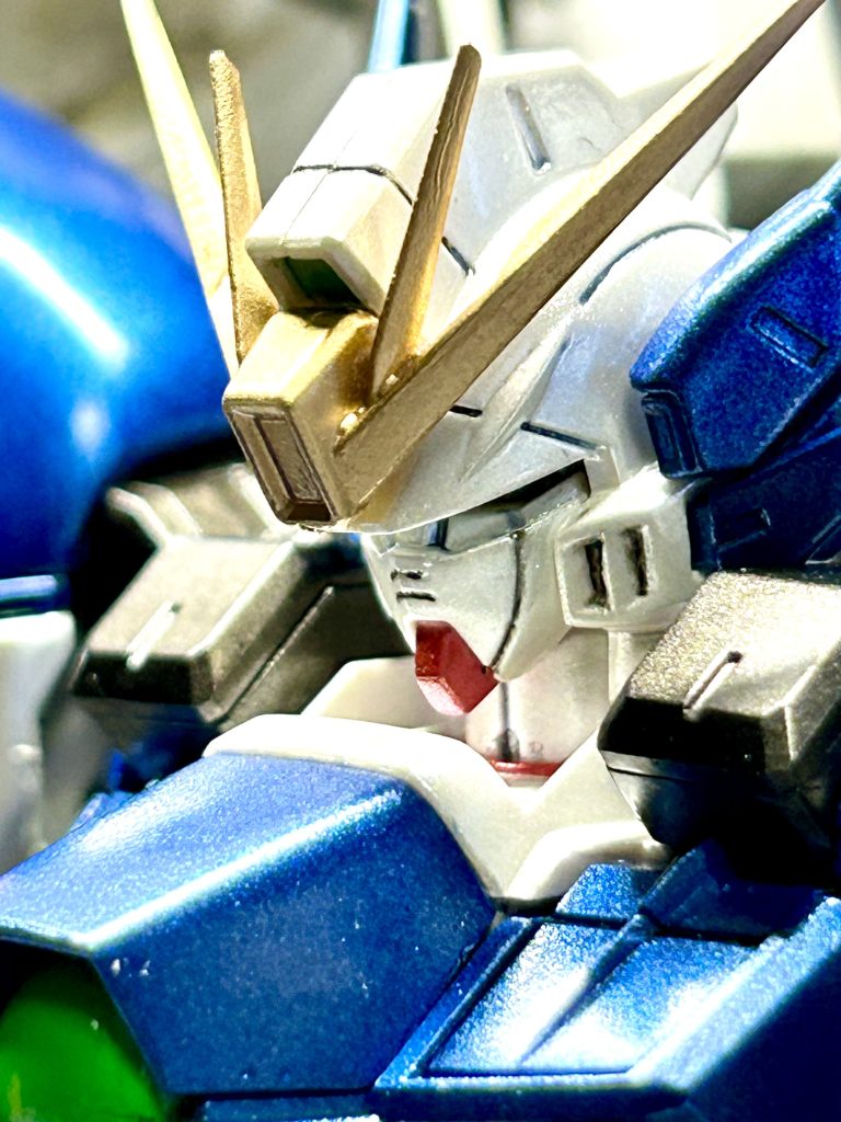 光の加減で左右の羽が違う色のように見えるんですが、パールシルバーで塗装したので、見る方向によってパールにもシルバーにも見えます🥰