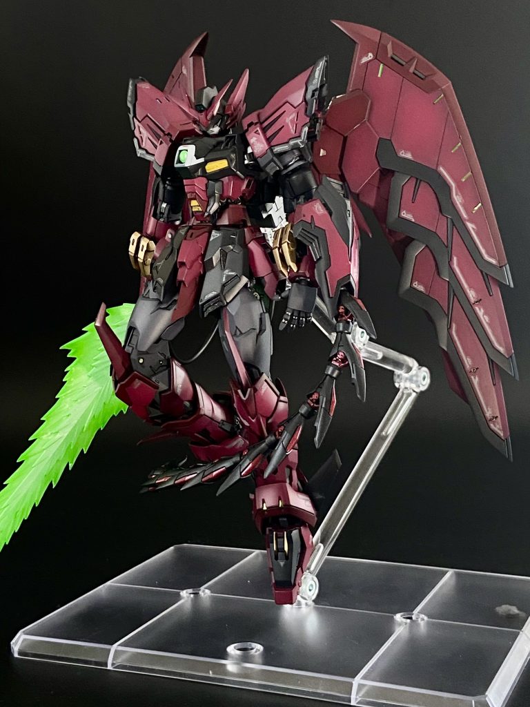 塗装はラスボス機らしい重厚感を目指して、黒立ち上げからのいわゆるMAX塗りの真似事です。半光沢で仕上げました。腿は白指定でしたがグレーに振ってみました。