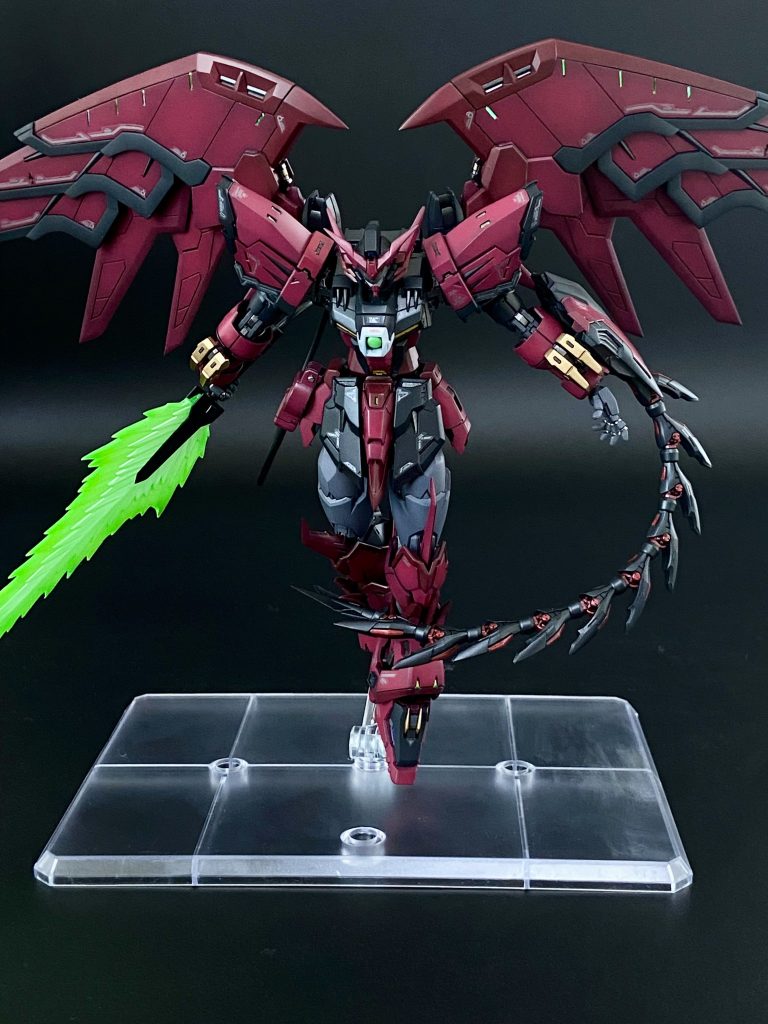 ウイング展開!ウイング、肩・足首アーマーなどのディテールにハイキューパーツのオーロラグリーンシールを散りばめアクセントにしました。エピオンシステム用のサブセンサー的なつもりですね。