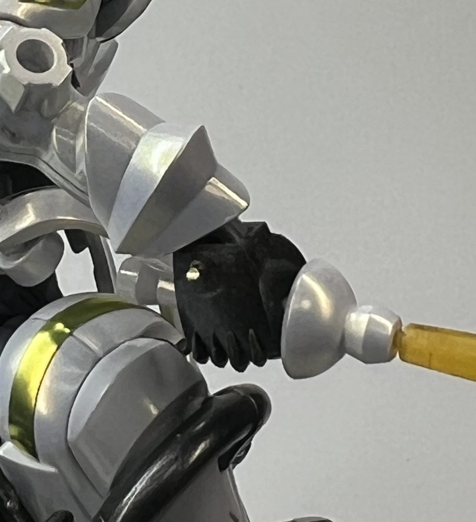 右手のピンが折れたので雑に真鍮線ぶっ刺して補強😅