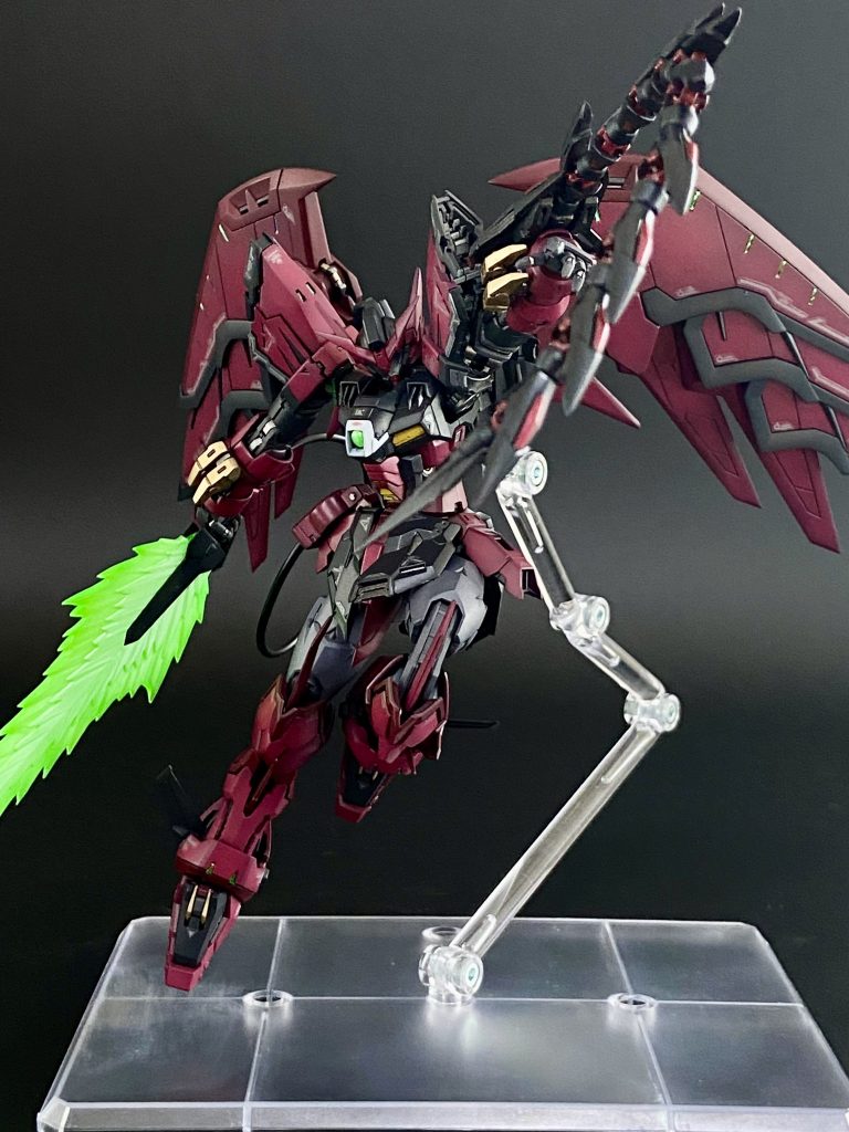 ヒートロッドでアタック!一体成型のヒートロッドは全体をブラック塗装からムーンストーンパールで軽くコート。赤は水性ホビーカラーのメタリックレッドで筆塗りです。