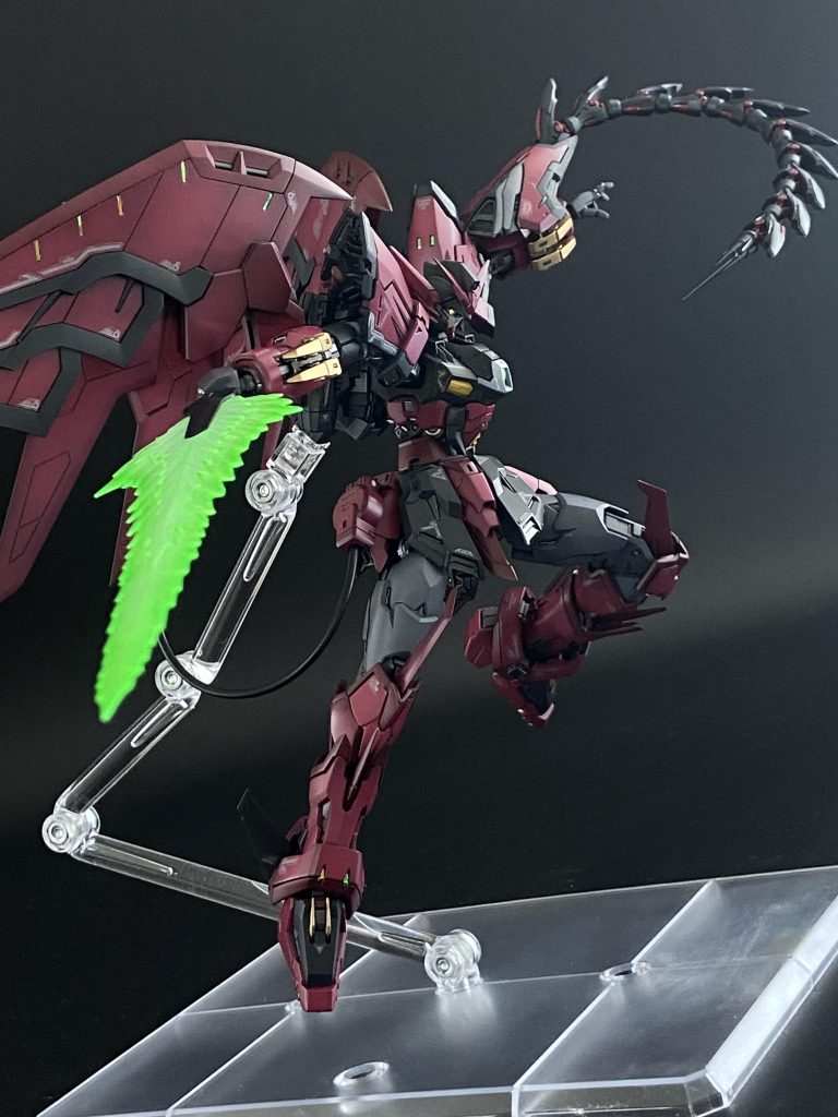 薙ぎ払い!ツインアイもオーロラグリーンシールで、角度により光って見えます。