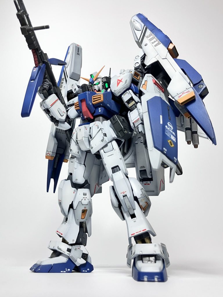 驚異的なバランスでギリギリ自立します。カラーリングはNT-1ガンダム・アレックスをイメージ。Gディフェンサーのほうは、プロモデラーMAX渡辺さんのMGスーパーガンダムを参考にしました。この機体は、エゥーゴ、カラバ、アナハイムの3勢力が関わっている設定なので、デカールが大渋滞を起こしてますwww