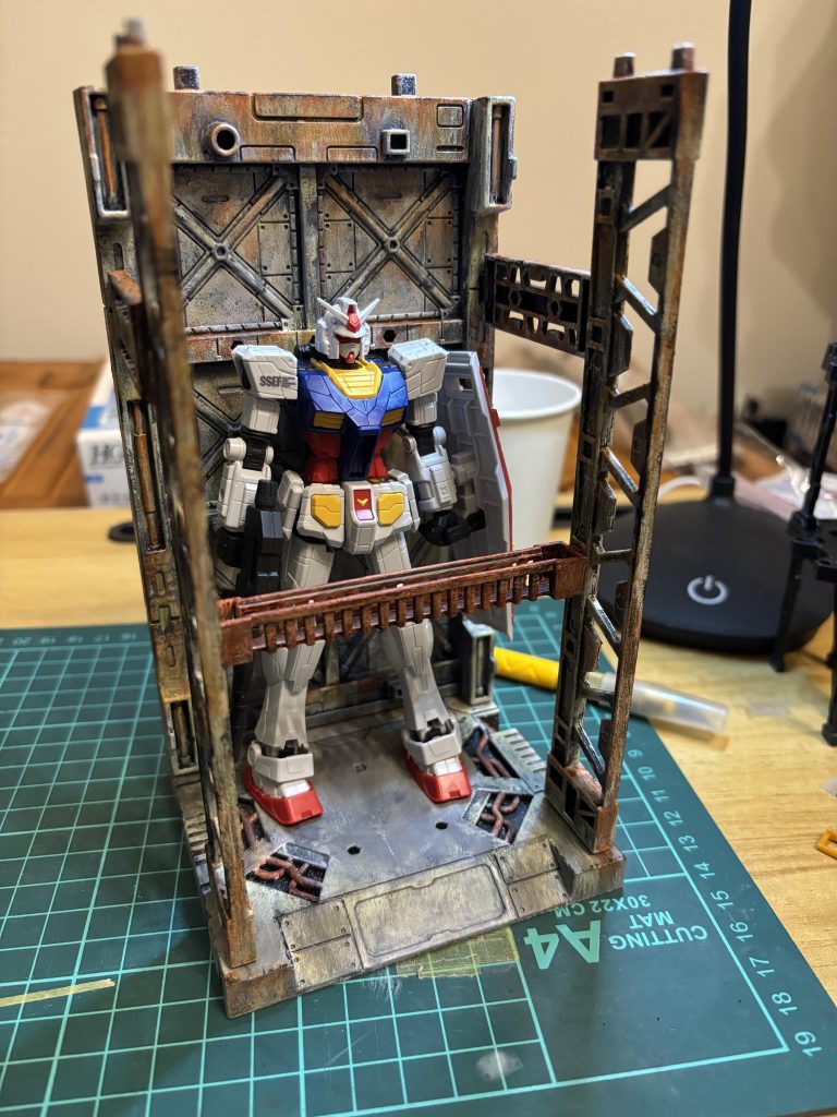 娘の万博ガンダムをテスト格納してみましたが、素組なので、アンマッチですね。なにかウェザリングした作品と飾ってみたいです。