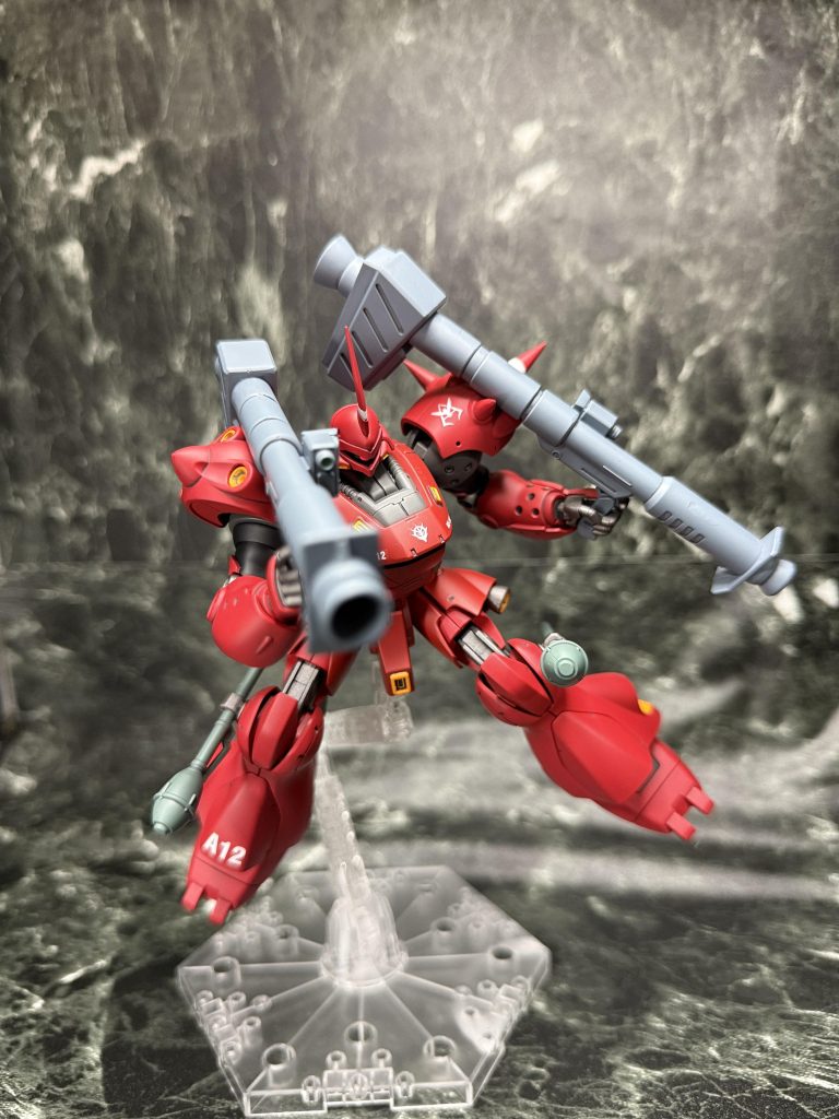 モノアイは額側のパーツにネオジム磁石を仕込んで、左右に可動できるように改修しました。