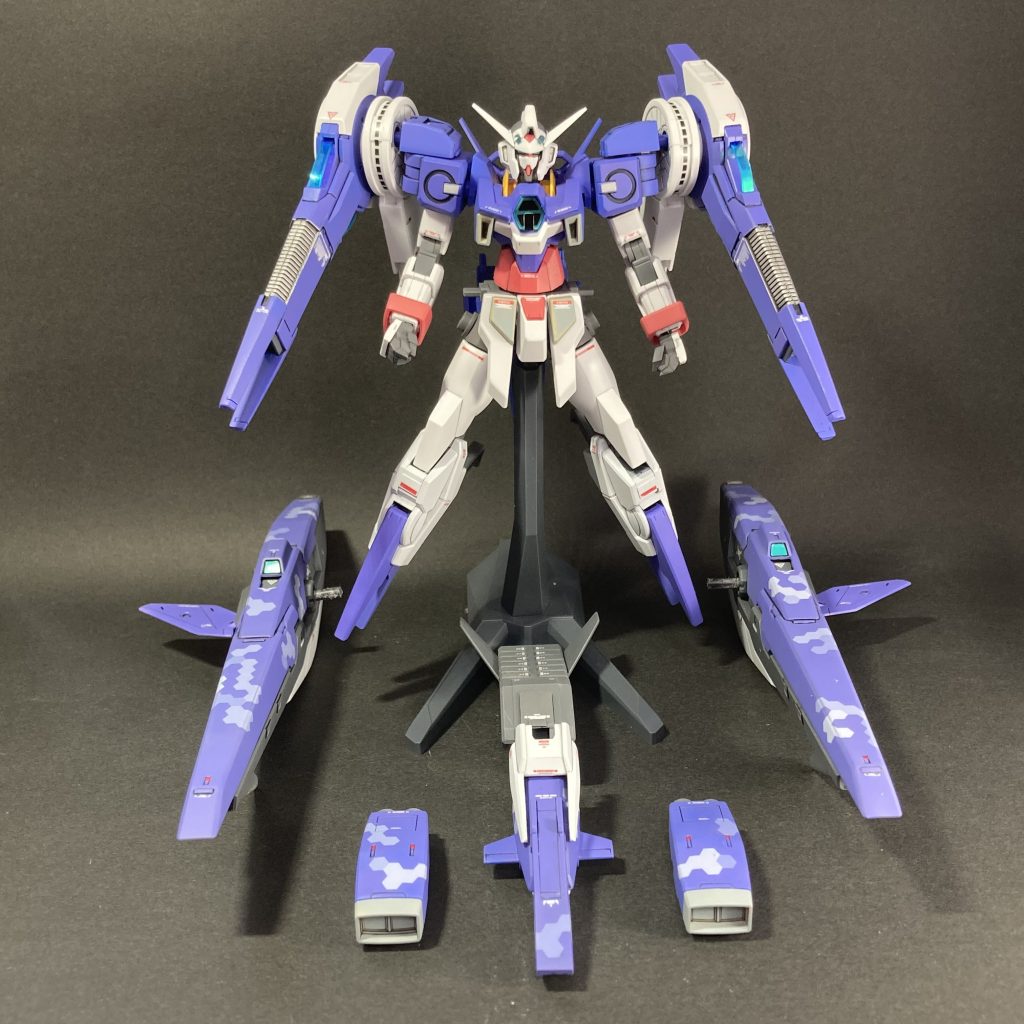 パーツ展開。追加ユニットにはヘックス迷彩を施してみました。改めて見直すと、もっとたくさん貼ってもよかったかも? なお、アルティメス本体は、高速侵攻形態でのバランスを考えて、設定とは配色パターンを変更しています。