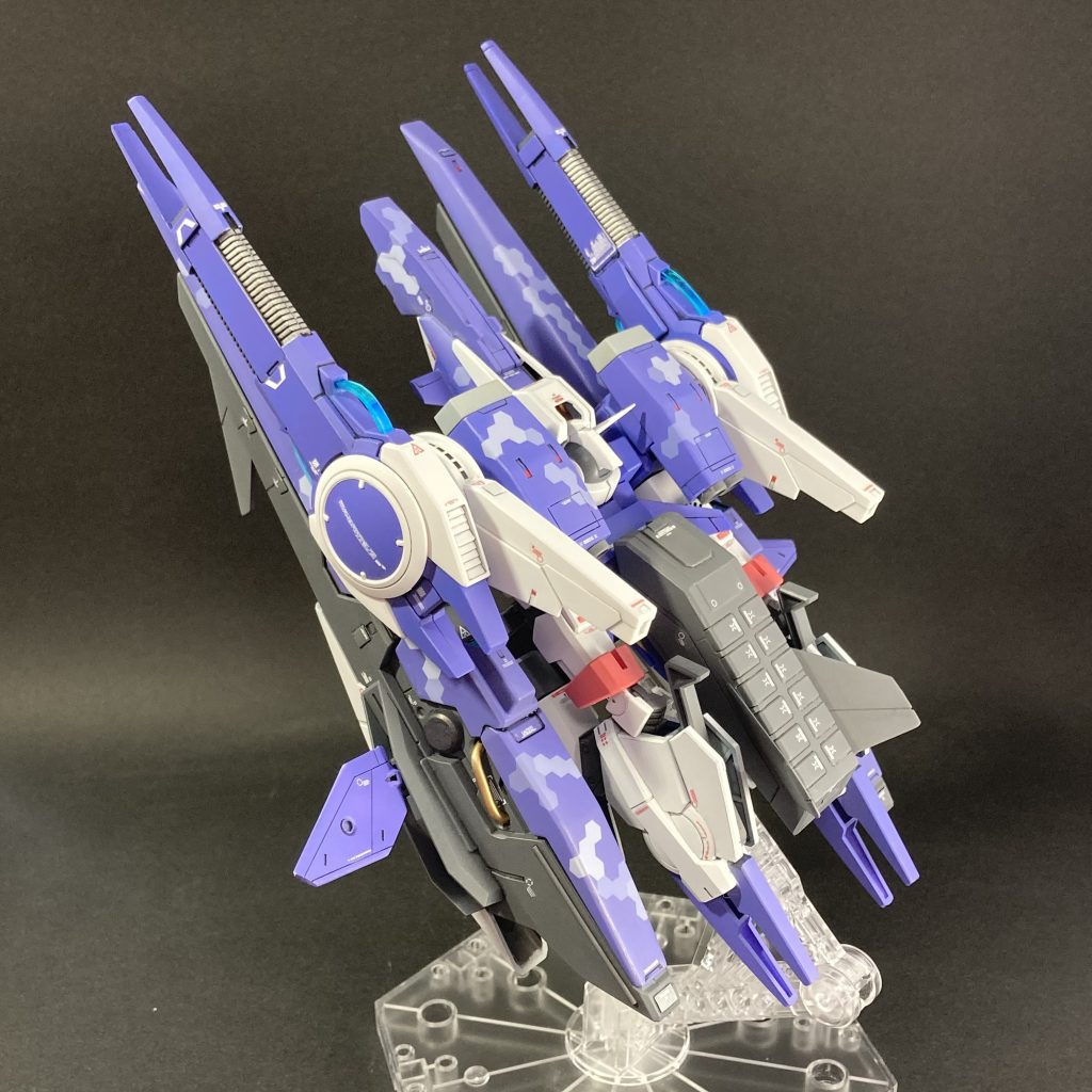 この角度だと、各ユニットの位置関係が幾分見やすいでしょうか。大型荷電粒子砲の平ケーブル状の部分は、塗り分けが大変そうだったので切り落とし、100均のビニルストラップから切り出したものに置き換えました。透明でありつつ綺麗な反射をしてくれるので,他の作品でも結構あちこちに愛用しています。 その他、スジ彫り、細切りプラ板などで情報量少しだけ上げることを試みています。
