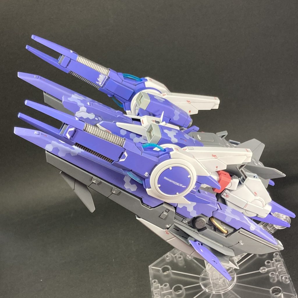 側面から。AGE-2からアルティメスへの改造には2012年の電撃ホビーマガジンの付録を使用しています。なお、変形方式は設定とは変えています。追加ユニット製作には、ハルート、AGE-3等をベースに使用しています。