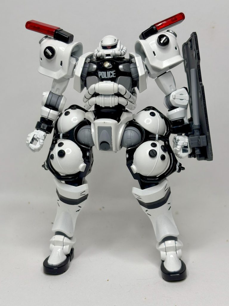 正面。かなり手探りで色塗ってたので細かく見るとだいぶ粗い。胸部や盾のシールなどは軍警ザクと適当なパトカーのプラモから拝借。