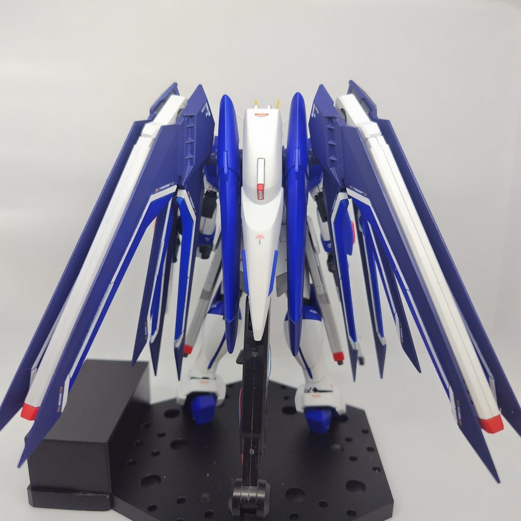 このデカいウィングのせいで自立は厳しかったです。台座用意しながら“ツインアイがクリアパーツだし、せっかくならLED仕込むか”と思い立ちました。