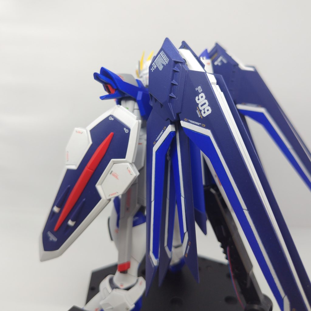ウィングの塗り分けはなかなか大変でした。キットのシールでマスキングしたら剥がすときにノリが残って悲惨な目にあいました。。。