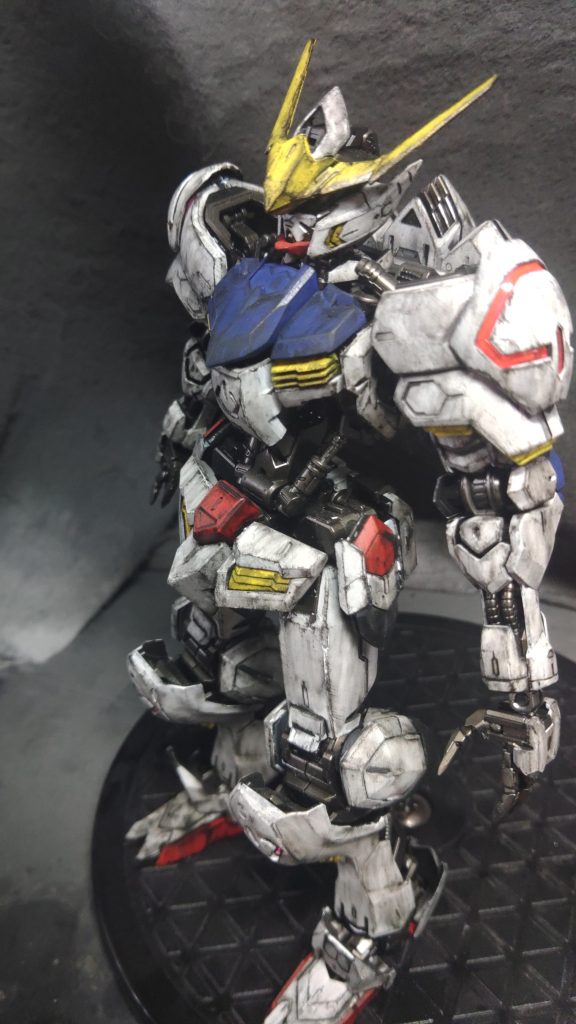 ガンダムフレーム及び武装はエアブラシで塗装。装甲は筆塗り、キツめのドライブラシの後、汚しを入れました。バルバトスは肉弾戦が多いので、装甲のぼろぼろ感が表現出来ていたら良いです。