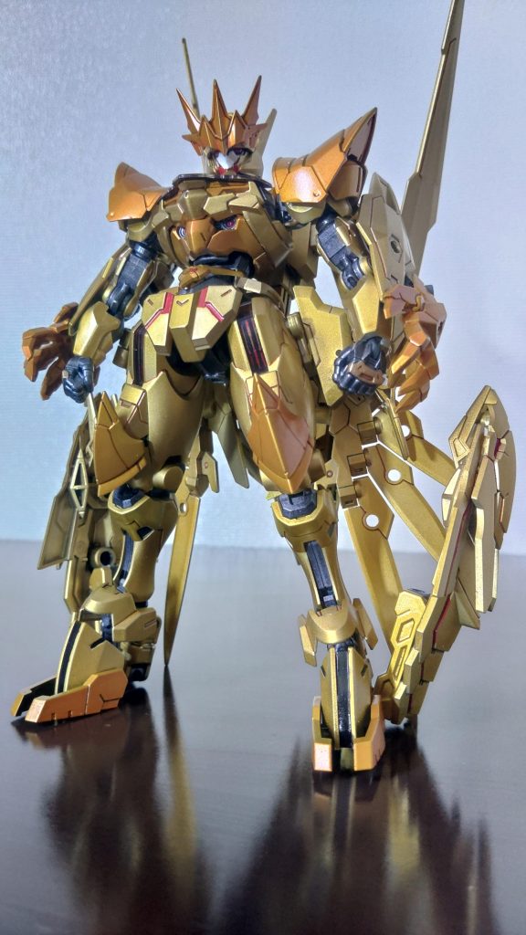 「黄金魔王 ガンダムギラドラド」ガンダムギラドラドは「黄金に輝く絶対無敵の魔王」という思想をこれでもかと詰め込んだガンプラである!黄金の装甲は常に超高圧電流が流れており、敵のあらゆる攻撃を跳ね返し、触れるものはすべて消し炭にしてしまうのだ!心の中の中二どころか小学生的な発想から作られてます。
