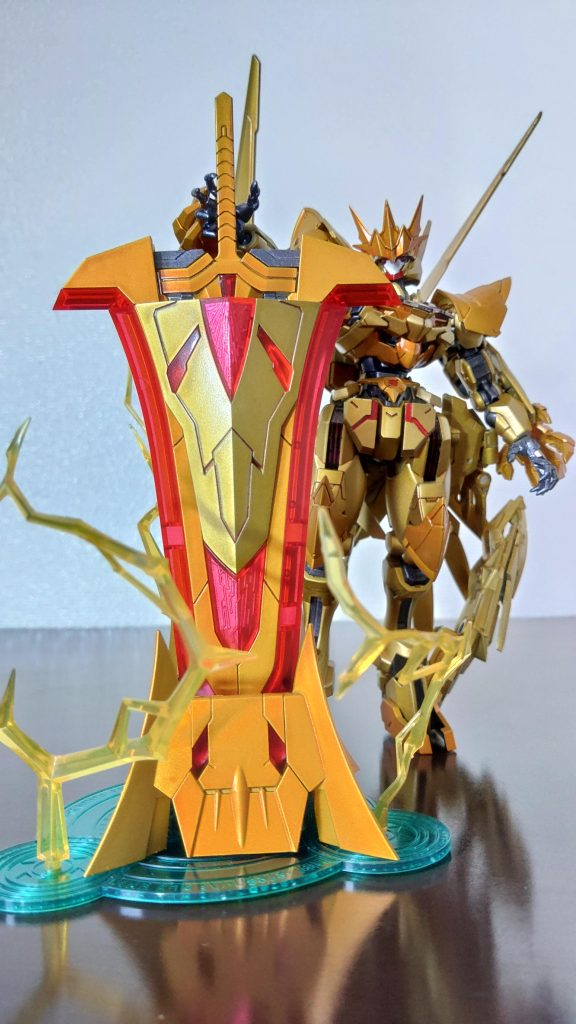 「ライトニングカリバー」手をかざすだけでどこからともなく現れる魔剣。最初は背中に装着するつもりでしたが重すぎたので召喚武器ということにしました。