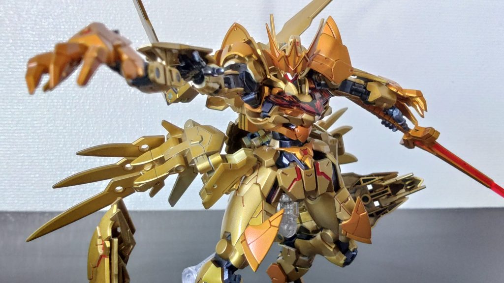 「フレキシブル・ブリッツ・クロー」近接格闘用に使われるリーチを伸ばして攻撃する爪。攻撃対象には強力な電撃を叩き込み、引っかけて引き寄せることも可能。90年代のガンダムでよく見る伸びる腕。あの頃の少年達は皆大好きな攻撃技である。